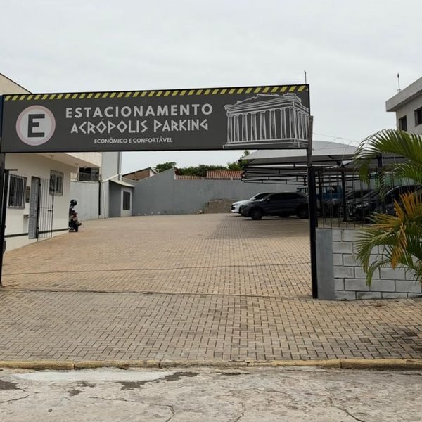Entrada do estacionamento pago ao lado do prédio