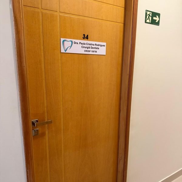 Porta da sala 34 com a placa da Dra. Paula Cristina Rodrigues, cirurgiã-dentista, CROSP 158756